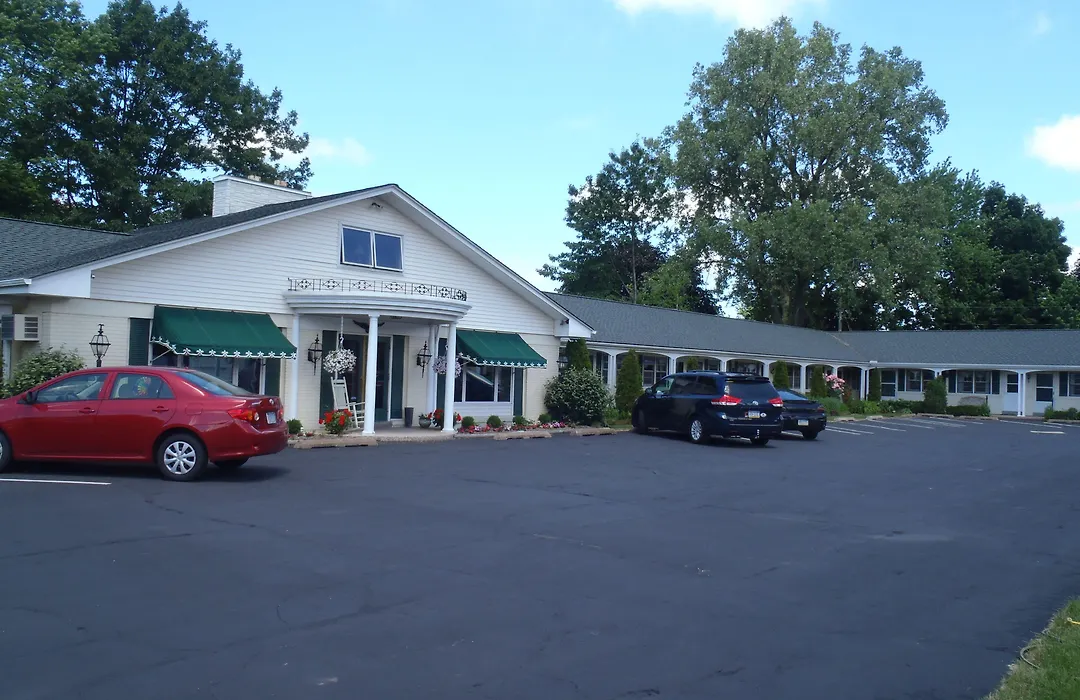 Glass House Inn Erie Near I-90 & I-79-1